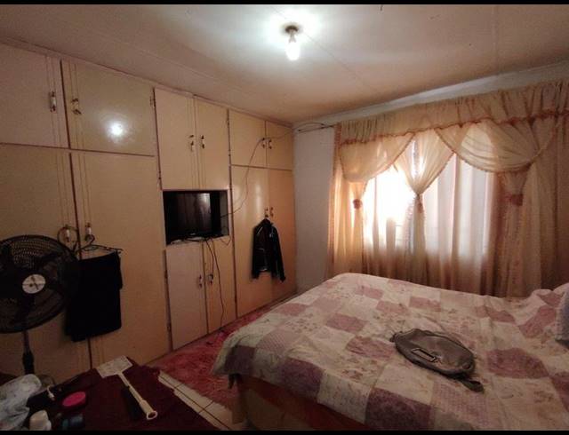 4 BEDROOM HOUSE FOR SALE IN LENASIA SOUTH